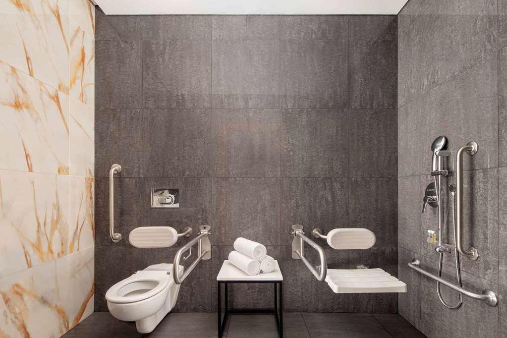 Hotel The First Collection Dubai Business Bay Zewnętrze zdjęcie Bathroom with toilet seat and shower seat
