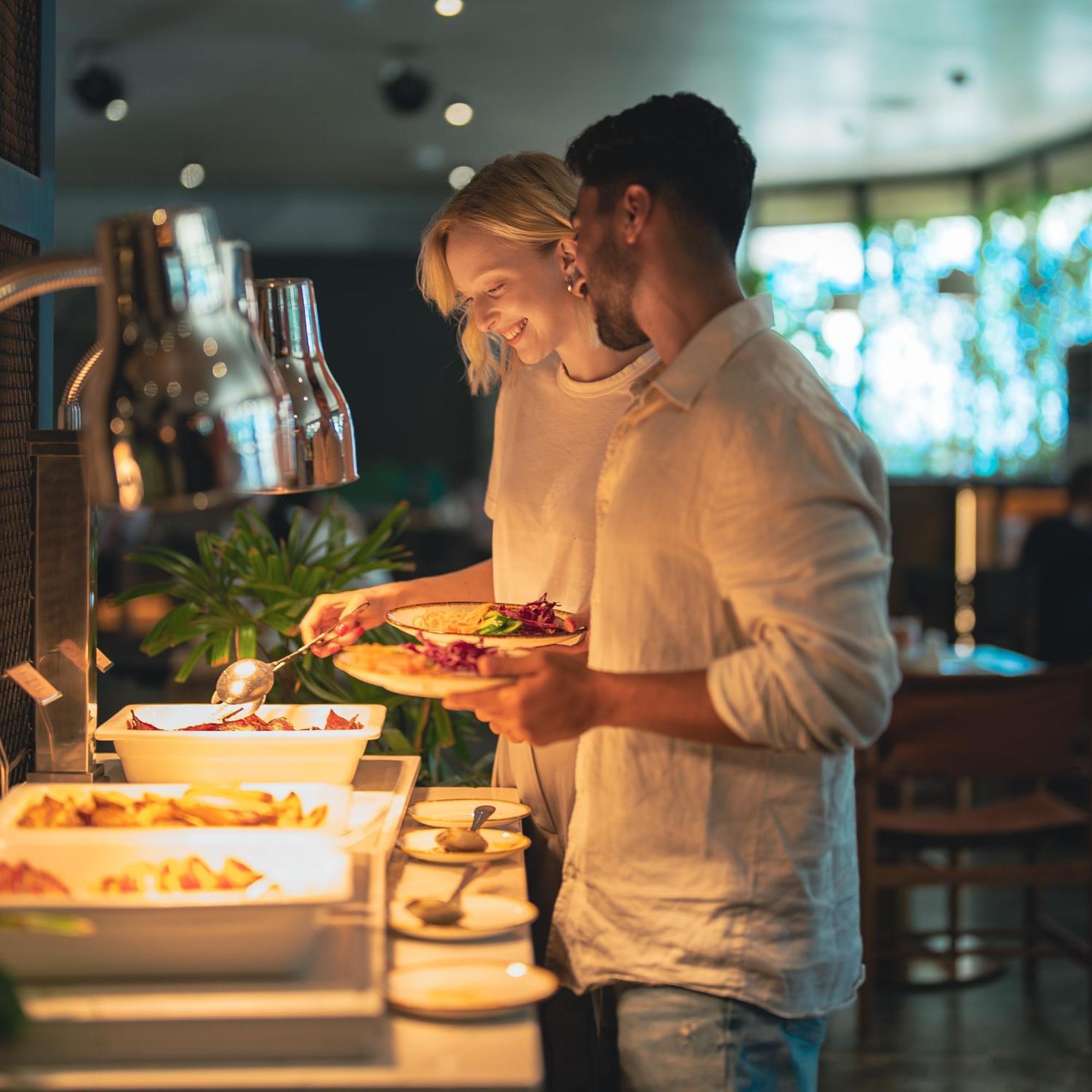 Hotel The First Collection Dubai Business Bay Zewnętrze zdjęcie "We are having a great time at the buffet."